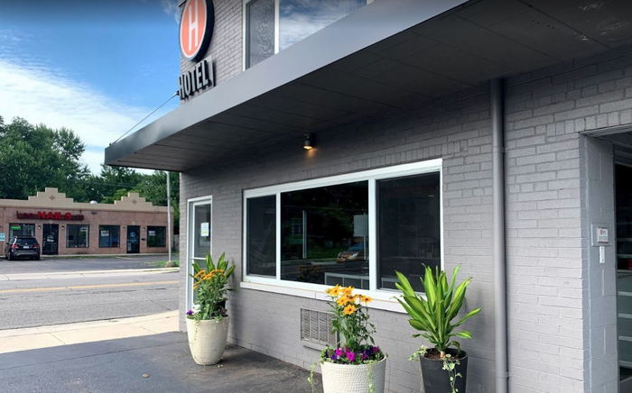 Hotel Royal Oak (Jones Motel, Jones Royal Motor Inn) - Web Listing (newer photo)